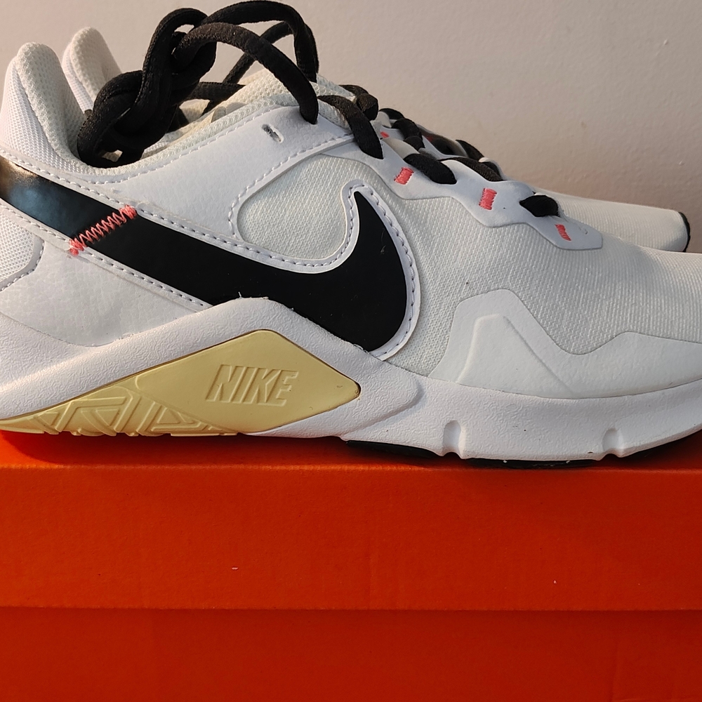 Nike Legend Essential 2